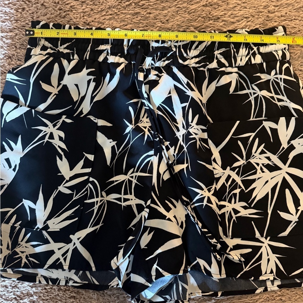 Express Women's Black and White palm tree summer Shorts - Picture 4 of 7